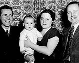 Halbbruder Heinz, W.N., Mutter Tinny, und Vater Josef. (v.l.n.r.) Bild: EMI